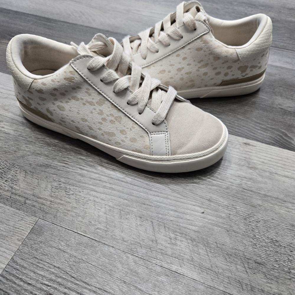 New Day Women's Maddison Sneakers in a beige or white colorway